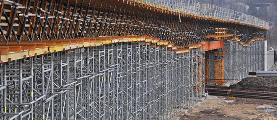 Viaduct deck of variable depth