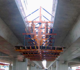 Parapet formwork carriage on bridge edges placed between two bridge decks