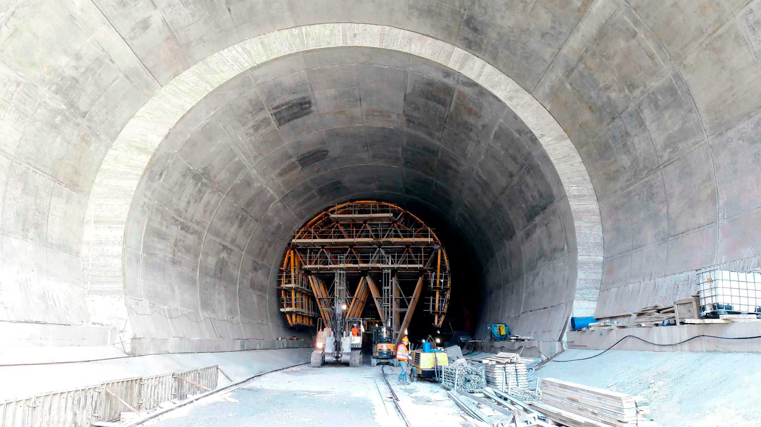 High performance concrete formwork solutions for tunnel construction projects. Discover why top contractors rely on ULMA for civil engineering projects