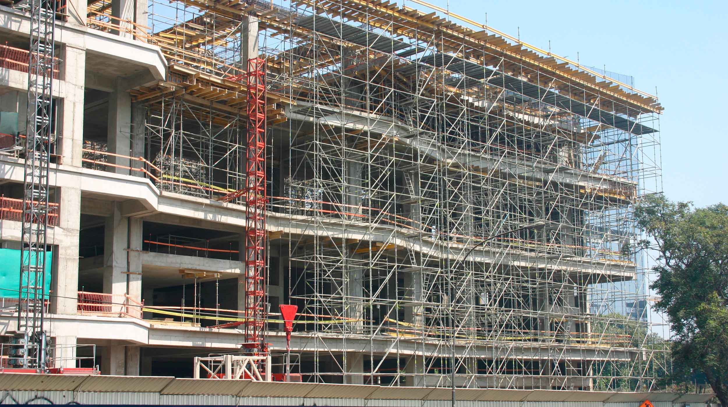 The Westin Libertador Hotel in Lima, with 30 floors and 118.55 m high, became a challenge for Peruvian civil engineering.