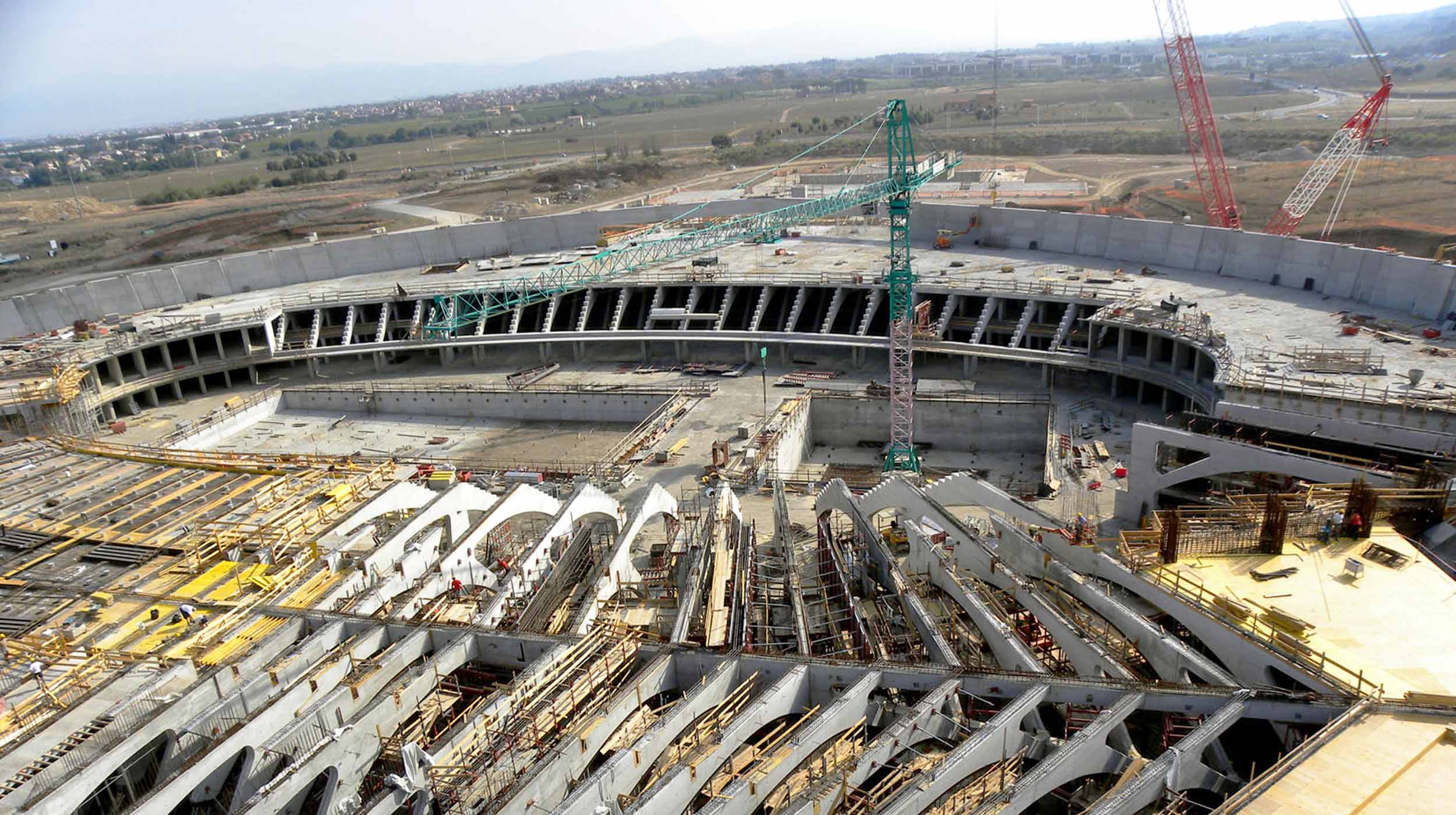 Designed by the architect Santiago Calatrava, the "Città dello Sport" includes soccer fields, the new "Palazzo dello Sport", the Rector's Office of the University of Tor Vergata and others.