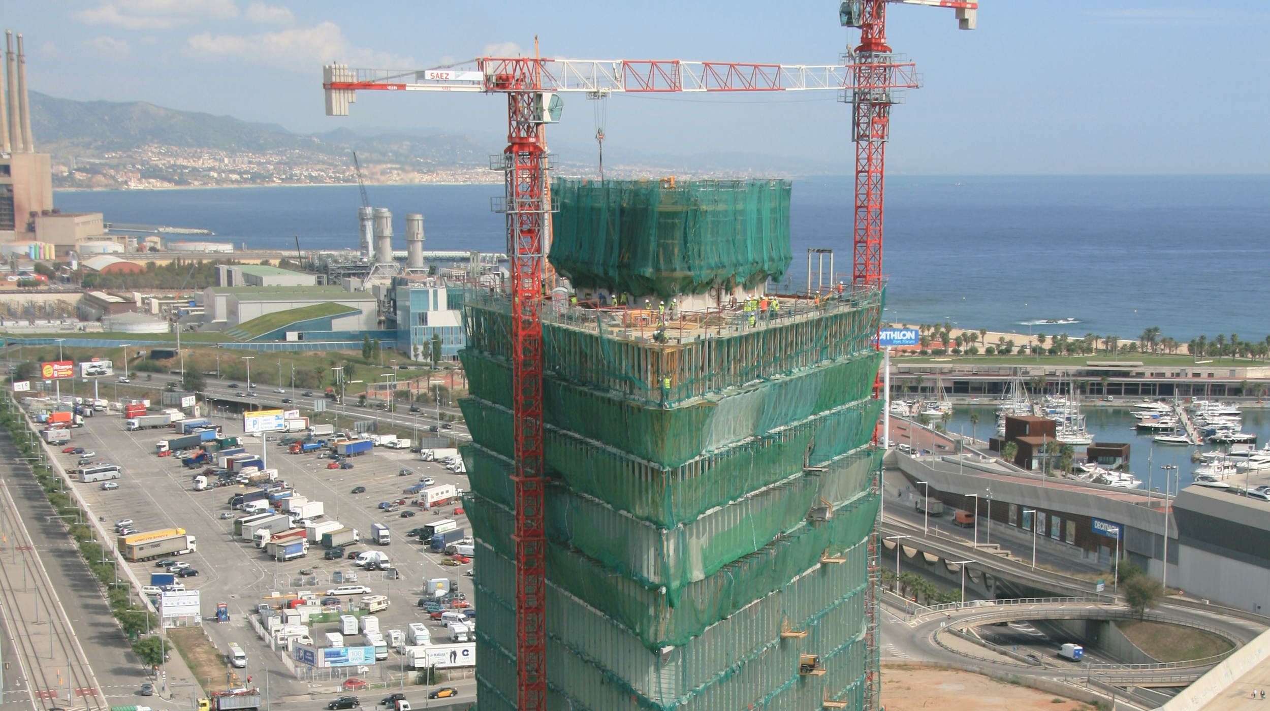 Located by the sea on the Diagonal avenue, this building houses, among others, the headquarters of Telefónica in Catalonia.