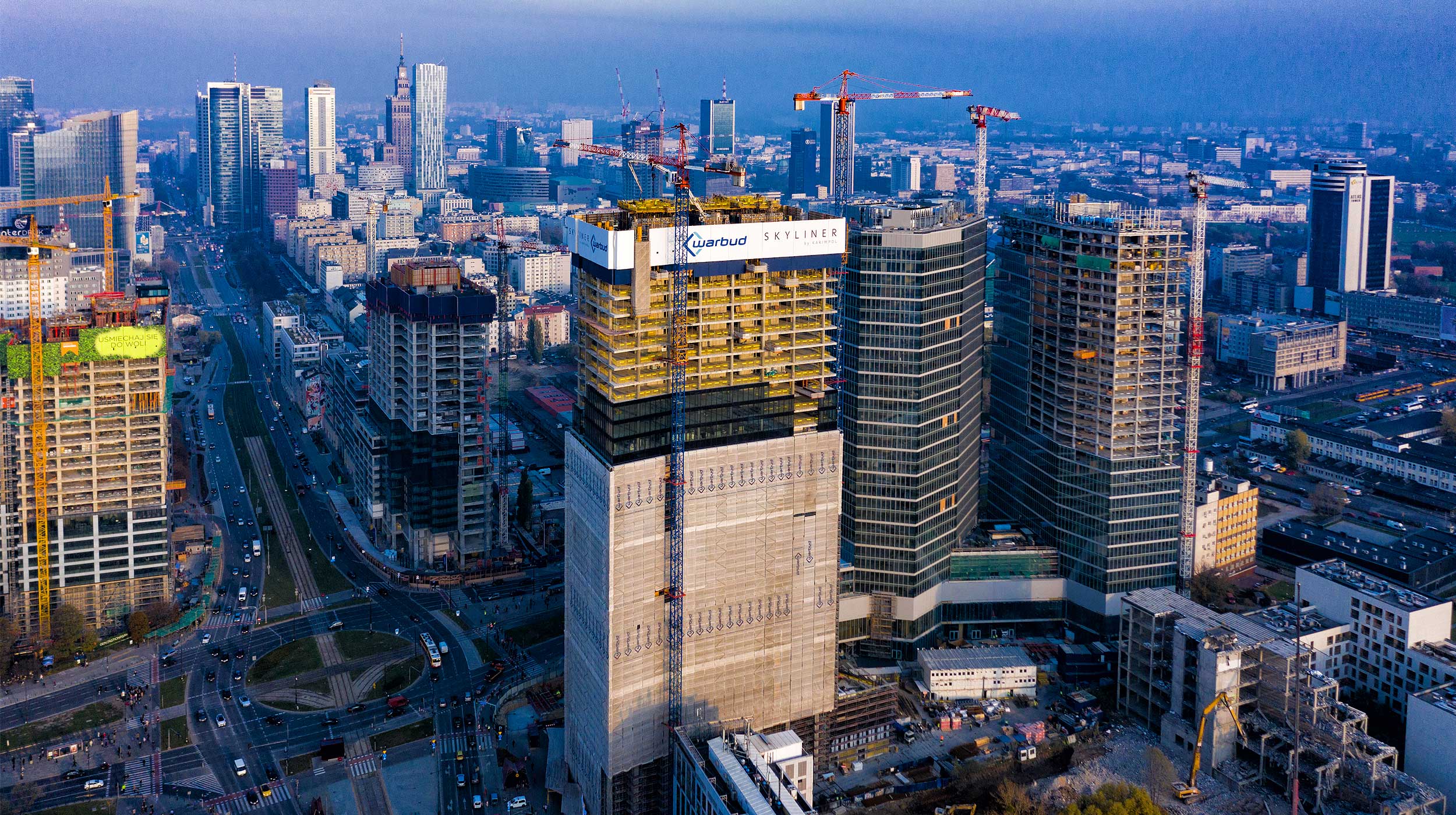 Being built in the center of Warsaw, the office building will reach a height of 195 m and will be one of the tallest buildings in the capital.