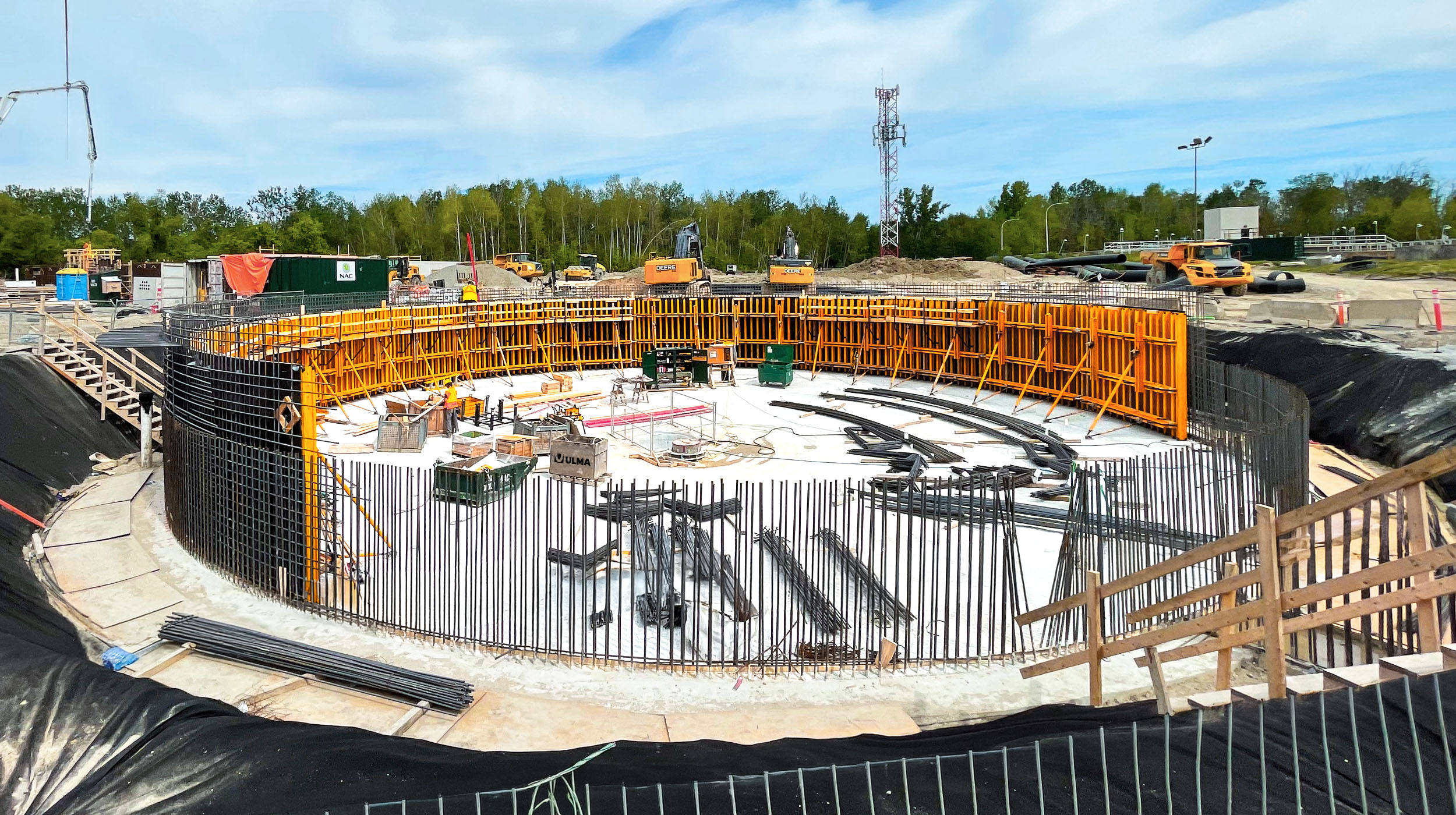 ULMA successfully provides a custom curved formwork for the construction of a large circular concrete tank as part of a wastewater treatment infrastructure.