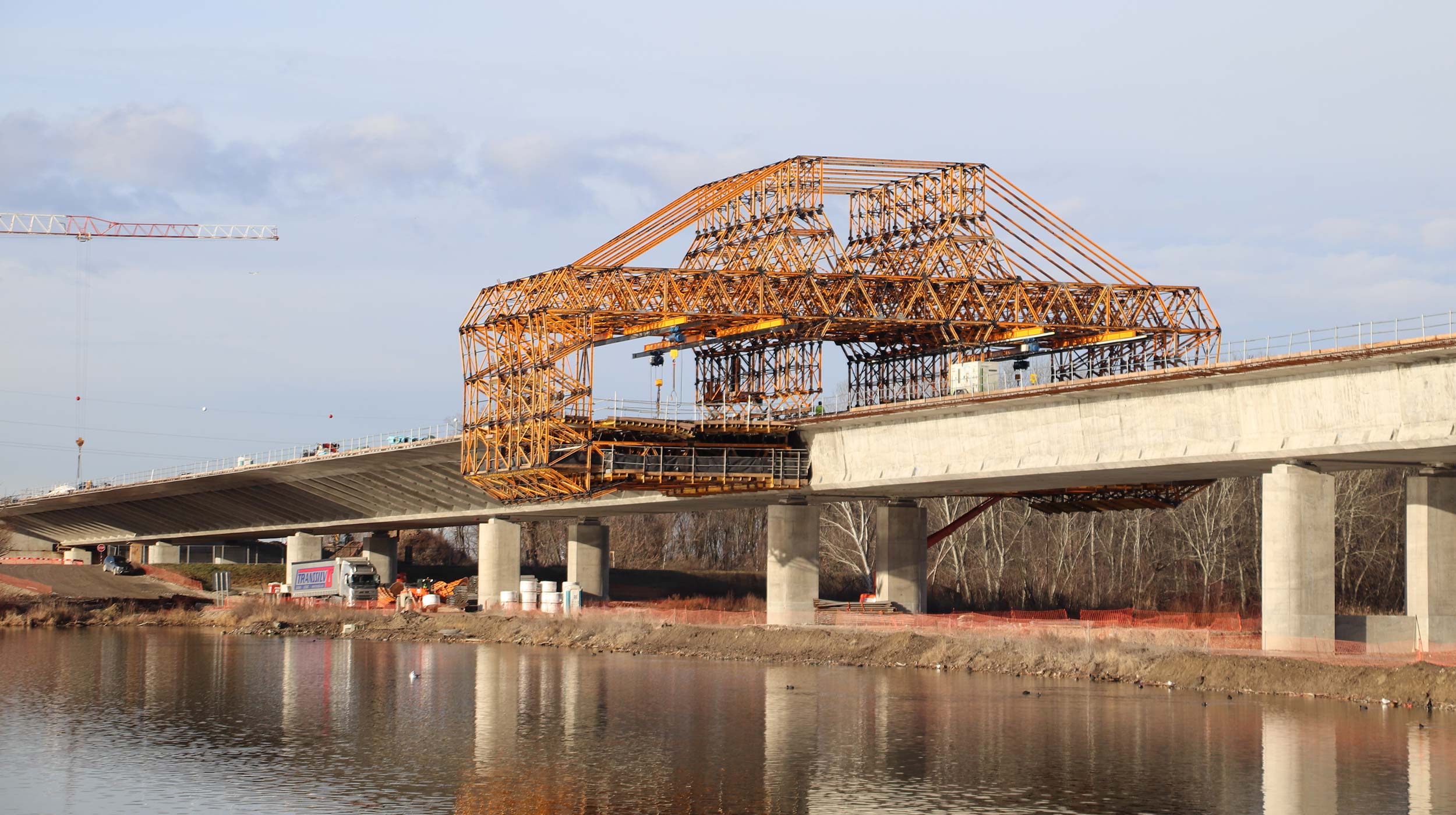 The D4R7-Bratislava project in Slovakia includes the construction of 27 km of the D4 Motorway and 32 km of the R7 Expressway, as well as 14 intersections, and more than 100 bridges, including the sizeable Danube Bridge.