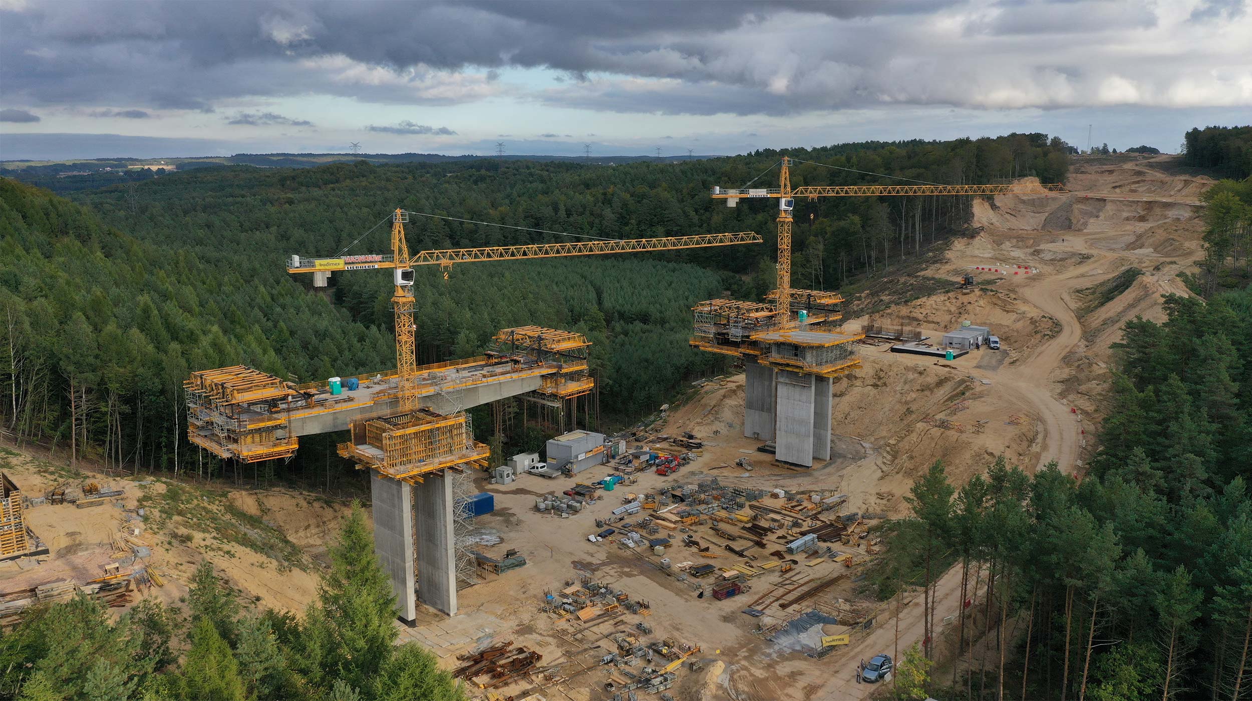 The new ES-60 Viaduct, which forms part of the Slupsk - Gdansk portion of the S6 Expressway in Poland, will considerably reduce travel time between these two cities and thus reduce the flow of traffic on local roads.