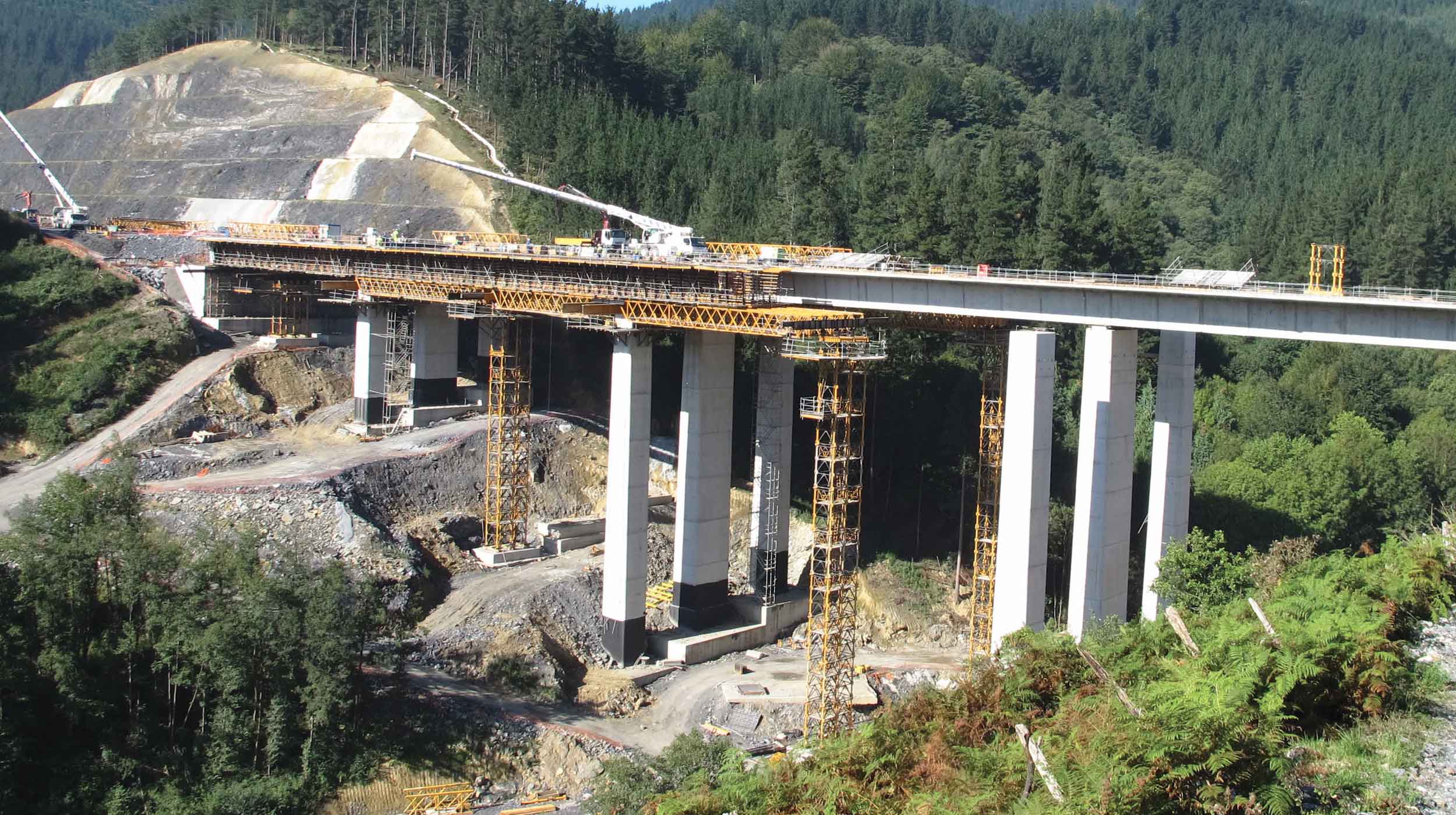 This infrastructure is part of the high-speed railway line Gasteiz/Vitoria - Bilbao - Donostia/San Sebastian, within the stretch of Arrasate/Mondragon - Elorrio.