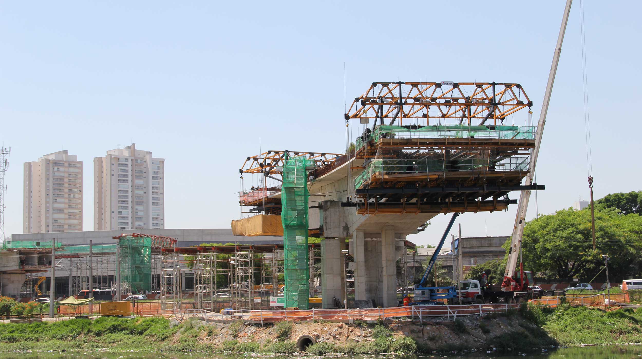 The Itapaiuna Bridge is a three-lane overpass stretching 340 m in length, which will alleviate traffic conditions in newly built residential areas.