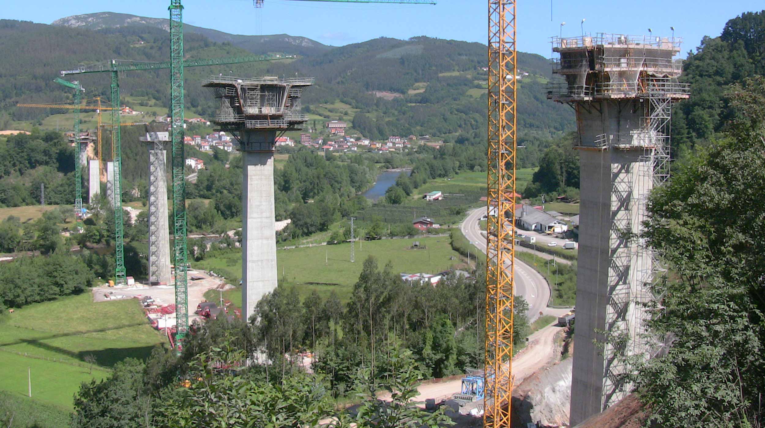 This viaduct is the main infrastructure of the Espina A-63 motorway in Asturias.