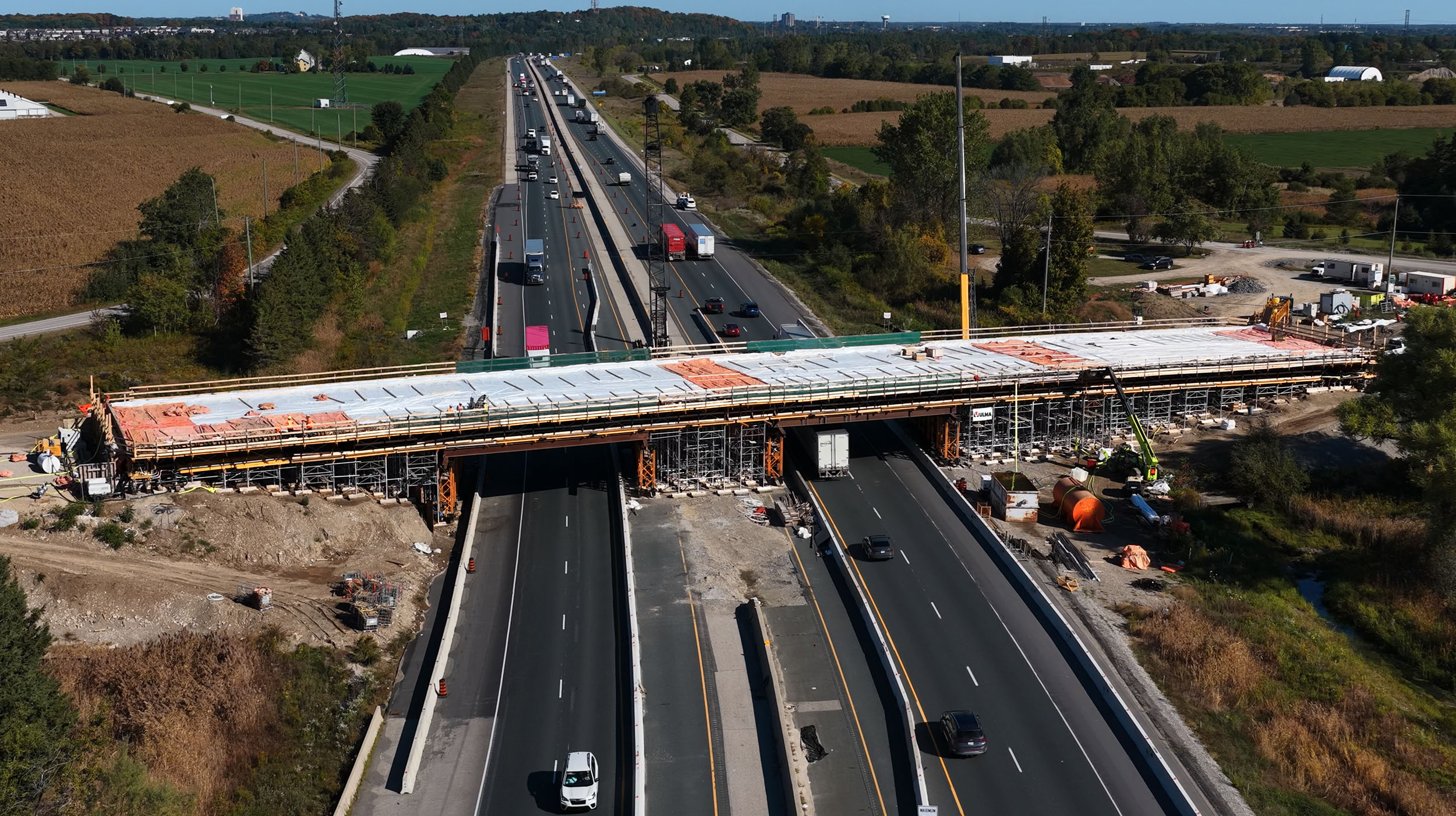 This project replaces the existing bridge with the construction of a new 120-metre-long structure while ensuring safety and efficiency over Highway 401, the busiest in North America.