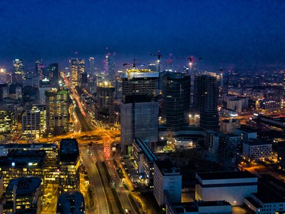Skyliner, the new tower that lights up the night in Warsaw