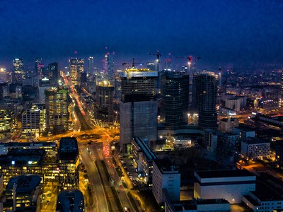 Skyliner, the new tower that lights up the night in Warsaw