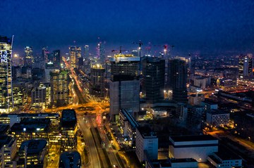 Skyliner, the new tower that lights up the night in Warsaw