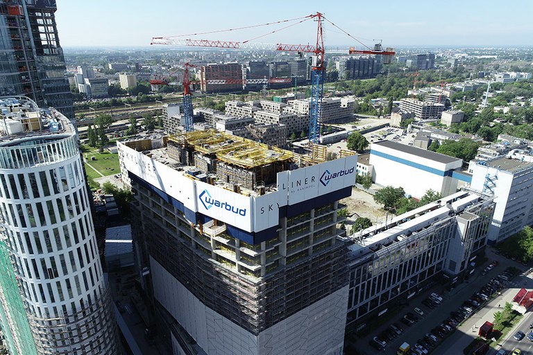 Skyliner, the new tower that lights up the night in Warsaw