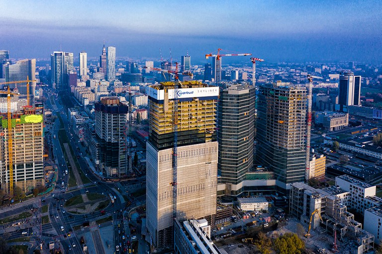 Skyliner, the new tower that lights up the night in Warsaw