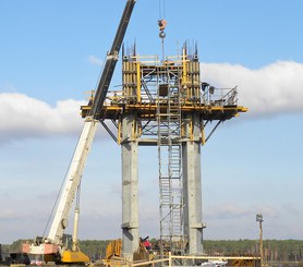 Construction de pylônes à l'aide de supports grimpants BMK.