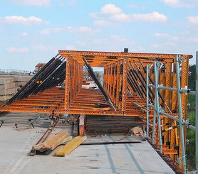 Support de chariot de coffrage et contrepoids sur le tablier d'un pont.