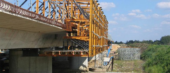 Construction d'un parapet de protection avec un chariot MK.