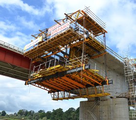 Construction d'un pont à l'aide du système CVS.