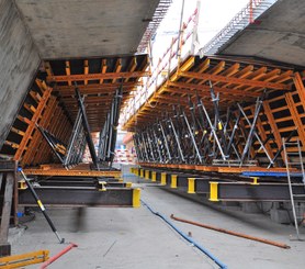 Cloison latérale et traverse du pont érigées par la méthode de lancement incrémentiel.