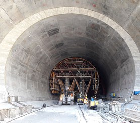 Adaptable à des tunnels de divers rayons.