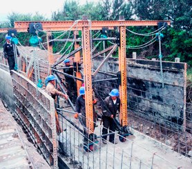 Idéal pour la construction de longs murs de béton.