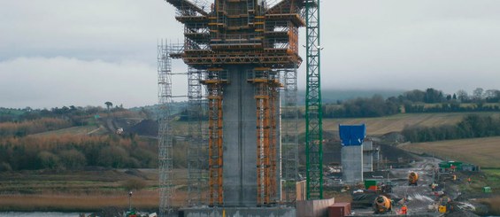 Tours d'escalier d'accès pour la construction de colonnes.