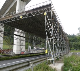 Protection provisoire d'un pont d'étagement, assurant la sécurité des ouvriers et des tiers.