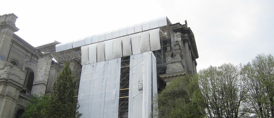 Des structures métalliques conçues pour assurer la sécurité des ouvriers et des piétons durant des travaux de restauration.