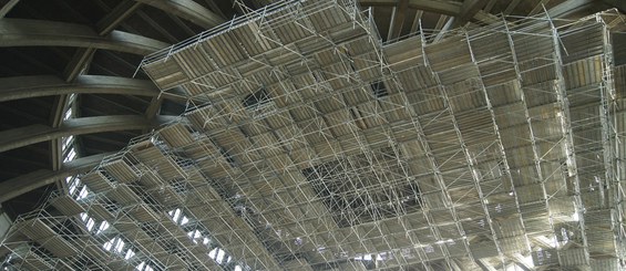 Échafaud pendant pour l'installation de plates-formes de travail pour travaux sous des toits provisoires.