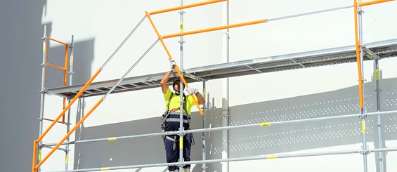 Assemblage sécuritaire avec des longerons télescopiques.