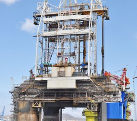 Plates-formes de travail avec accès sécuritaire pour l'entretien d'une plate-forme de forage pétrolier.
