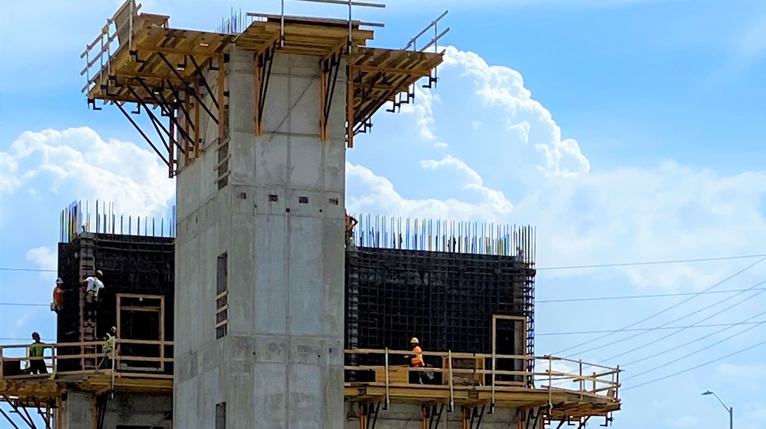 Ce bâtiment de 5 étages et d’environ 5600 mètres carrés sera l’endroit rêvé pour des bureaux, pour des grandes et petites entreprises. En effet, il est idéalement situé, puisqu’il est desservi par l’autoroute, et propose plus de 200 places de stationnement.