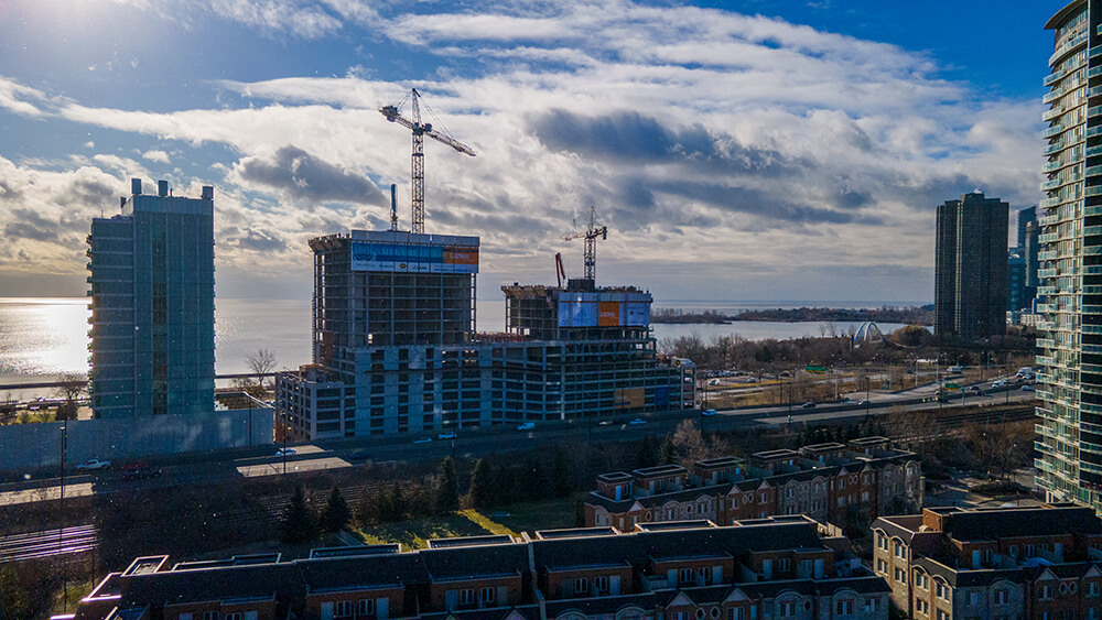 Les immeubles de luxe Mirabella sont situés au 1926 Lake Shore Boulevard West à Toronto. Ces deux tours jouissent d’un emplacement de premier choix, juste en face de Sunnyside Park, sur la rive du lac Ontario, et offrent de magnifiques vues sur le centre-ville de Toronto et, au nord, sur High Park.