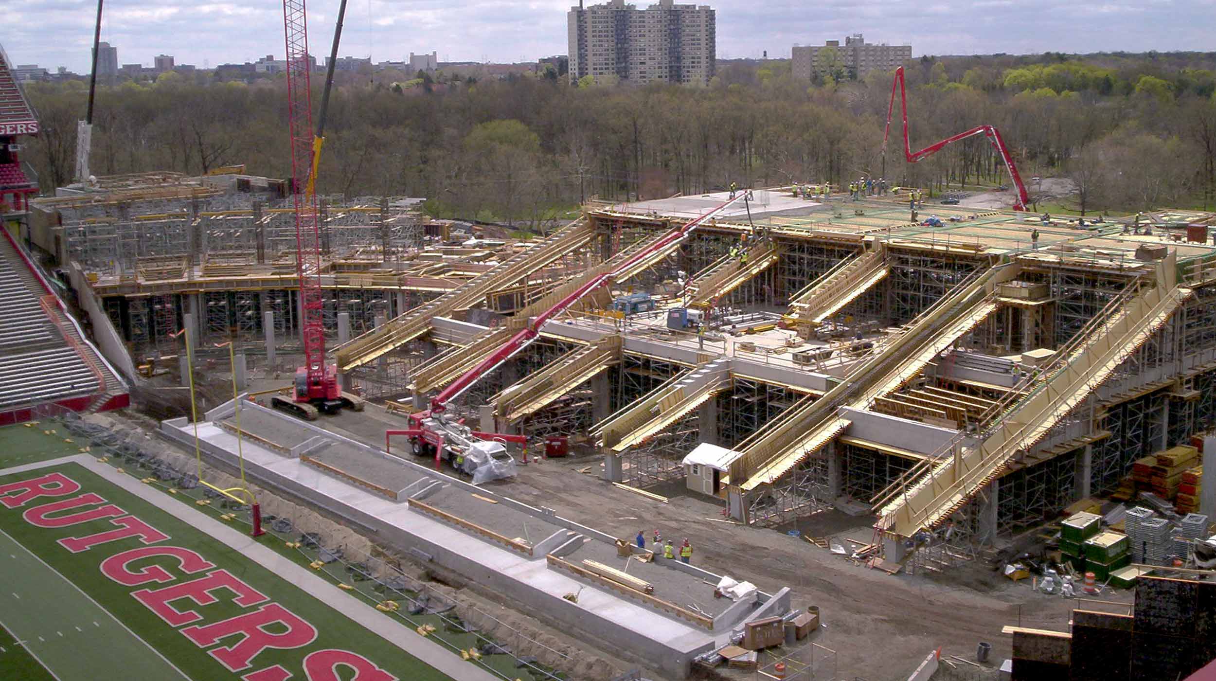 La construction rapide de ce stade de football a exigé des produits (systèmes de coffrage et d’étayage) et un approvisionnement efficaces.