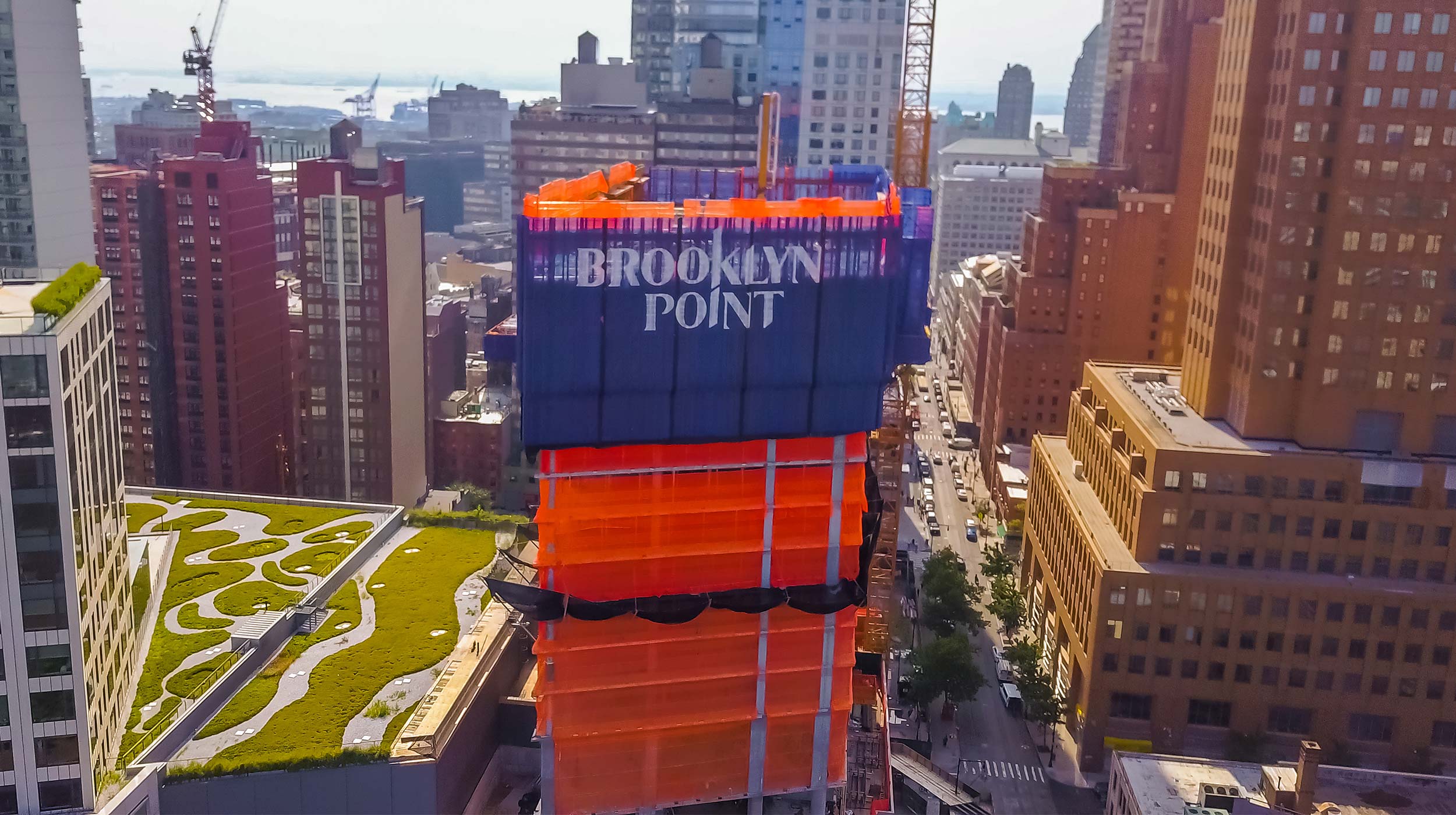 Résidences et espaces de loisirs coexistent à Brooklyn Point, un projet de 220 m de haut pour lequel nous avons été présents du début à la fin.