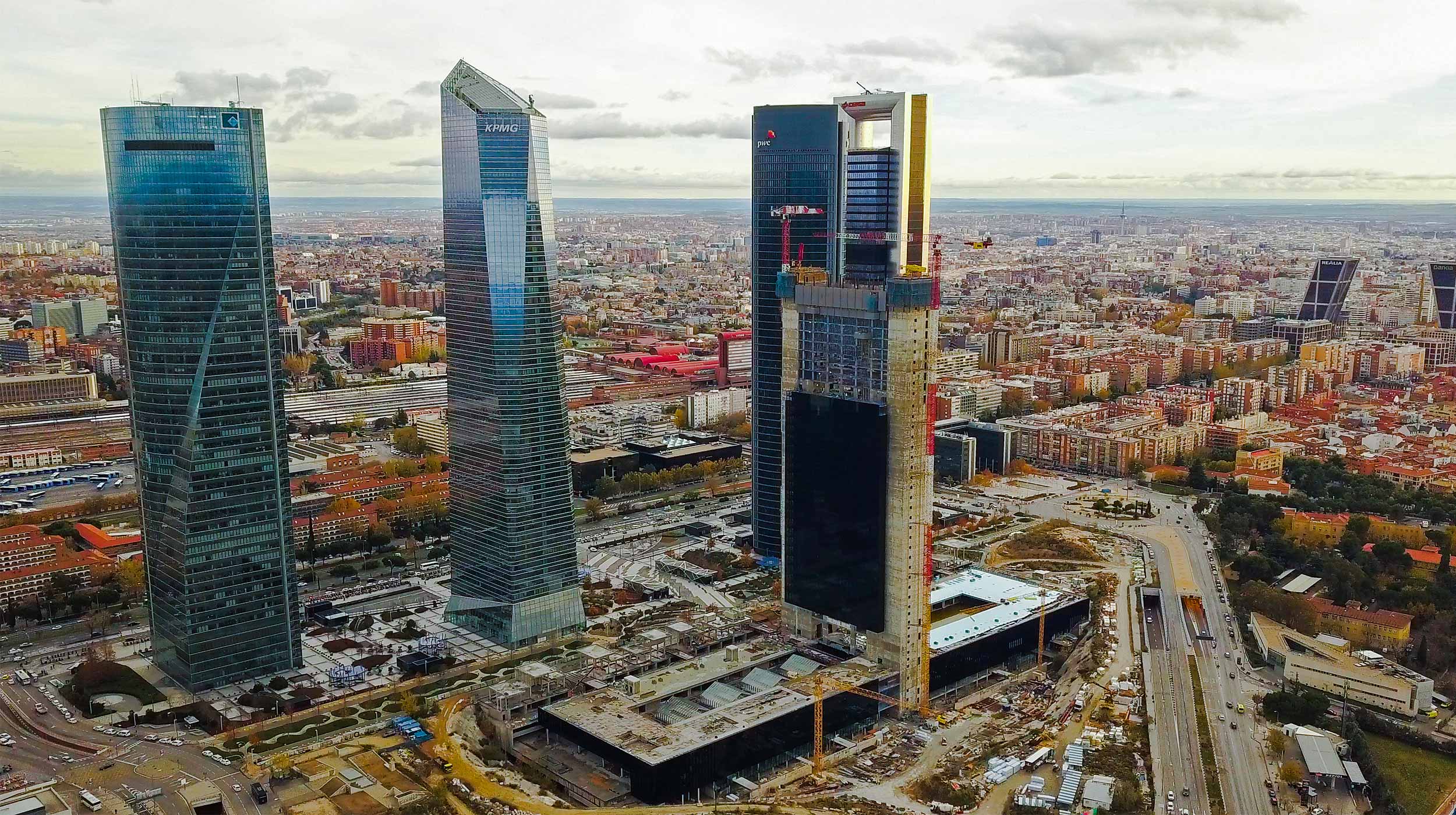 Caleido est le cinquième bâtiment du skyline de Madrid, connu sous le nom de Cuatro Torres Business Area.