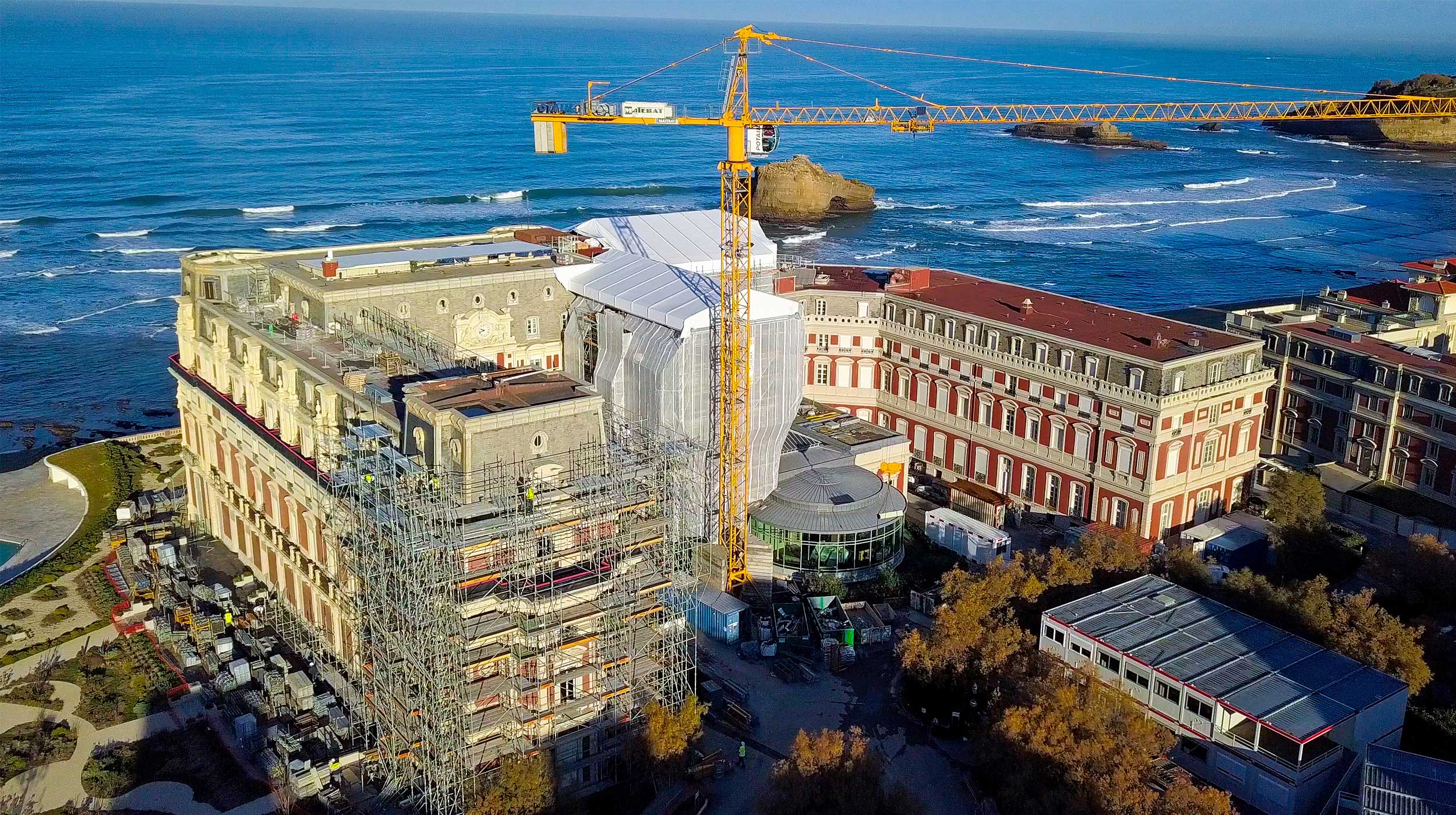 L’Hôtel du Palais a été construit sous Napoléon III à partir de 1854. Il a évolué jusqu’en 1905 pour avoir sa forme actuelle. C’est un ouvrage en brique (partie basse) et en béton (partie haute). Sa rénovation était devenue indispensable pour un Hôtel de cette classe.