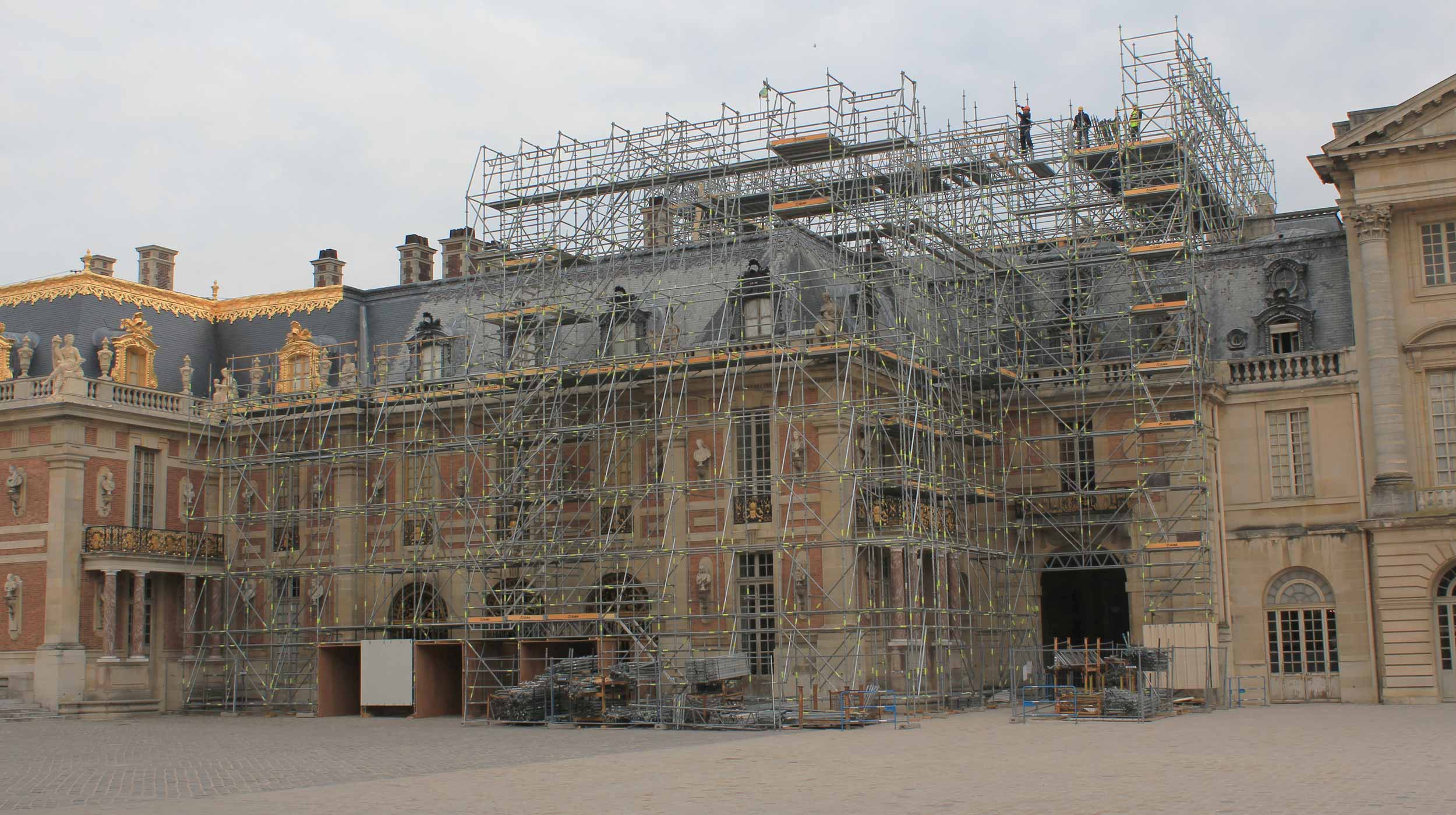 La restauration de la résidence des monarques français et un site classé au patrimoine mondial de l’humanité par l’UNESCO, a impliqué de nombreux travaux depuis les échafaudages.
