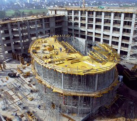 Exécution de construction d'un immeuble circulaire.