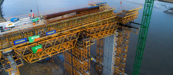 Chevalement à charge élevée pour la construction de ponts, employant des fermes et des tours MK.