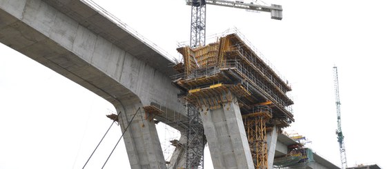 Tours MK pour une application de chevalement de l'intérieur d'une pile de pont.